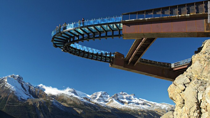 The glass-floored observation platform hovers 918 ft. above Sunwapta Valley and is the grand finale of the Glacier Skywalk interpretive experience.